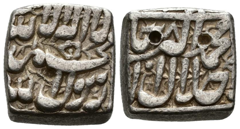 1230   -  MOGOLES. YILAL AL-DIN MUHAMMAD AKBAR B. HUMAYUN (963-1014/1556-1605). Rupia. Sin ceca. 998 H. AR 11,34 g. 16 mm. Wilkes 2-4206; KM#82.x. 2 punzones. MBC.