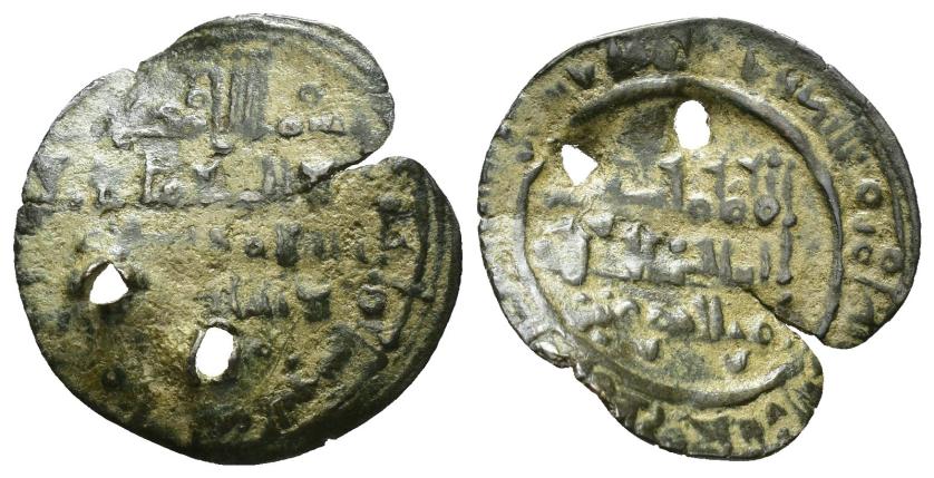 387   -  REINOS DE TAIFAS. TAIFA DE MÁLAGA. IDRIS II AL-'ALI B. YAHÀ B. 'ALI. 1er. reinado (434-438/1042-1046). Dírham. (Al-Andalus / الاندلس). 434 H. AR 1,56 g. 20 mm. V-no; PV-no. Inédita. Alabeada. Grieta y dos perforaciones. Falta fragmento. MBC-. Rara.