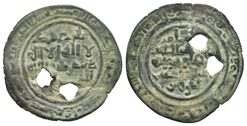 408   -  REINOS DE TAIFAS. TAIFA DE MÁLAGA. IDRIS II AL-'ALI (2º reinado) (444-446/1052–1054). Dírham. Al-Andalus. 446 H. 1,72 g. 25 mm. V-842 var.; PV 99 var. Dos perforaciones. Pátina verde. MBC-. Muy escasa. 