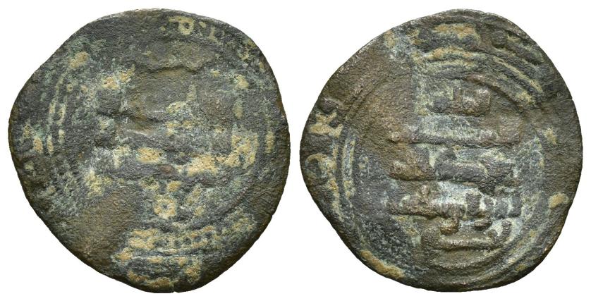 521   -  REINOS DE TAIFAS. TAIFA DE BADAJOZ. YAHYÀ AL-MANSUR B. MUHAMMAD B. 'ABD ALLAH (455-460/1063-1067). Dírham. (Badajoz). 455-460 H. 2,24 g. 23 mm. Inédita. Variante de PV-367 con anv. similar  pero en rev. ley. Imam Abd Allah en dos líneas. La mención a Yahya en rev. lo sitúa dentro de la franja de 455-460 H. BC-/BC+. Muy escasa.