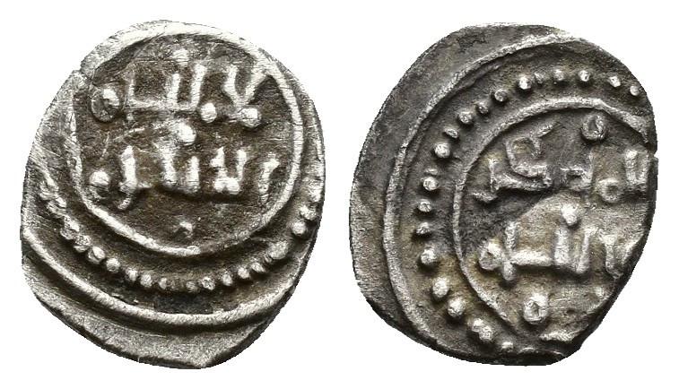 530   -  REINOS DE TAIFAS. TAIFA DE BADAJOZ. UMAR AL-MUTAWAKKIL B. MUHAMMAD B. 'ABD ALLAH (460-487/1067-1094). 1/2 quirate. Sin ceca. Sin fecha. AR 0,41 g. 7 mm. V-1021; PV-393; B-X16. Algo descentrada. MBC. Muy escasa.