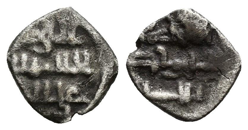 531   -  REINOS DE TAIFAS. TAIFA DE BADAJOZ. UMAR AL-MUTAWAKKIL B. MUHAMMAD B. 'ABD ALLAH (460-487/1067-1094). 1/2 quirate. Sin ceca. Sin fecha. AR 0,49 g. 8 mm. V-1016; PV-385; B-X1. MBC-. Muy escasa.