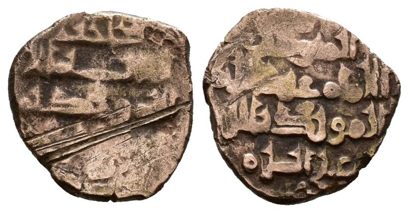 537   -  REINOS DE TAIFAS. TAIFA DE BADAJOZ. UMAR AL-MUTAWAKKIL B. MUHAMMAD B. 'ABD ALLAH (460-487/1067-1094). Fragmento de dírham. Sin ceca. Sin fecha. VE 1,20 g. 12 mm. Tipo V-1001; PV-379. Rayas. MBC-.