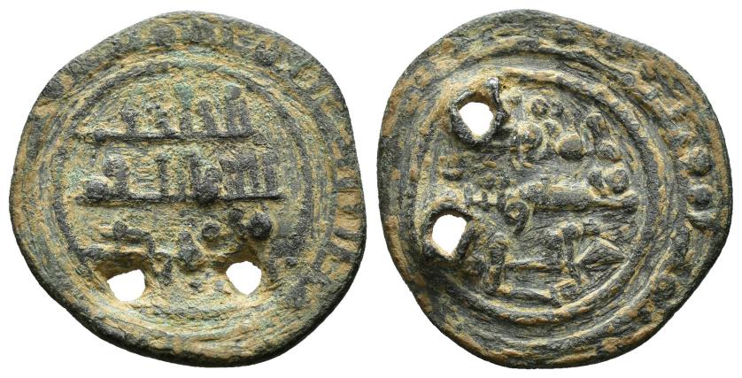 539   -  REINOS DE TAIFAS. TAIFA DE BADAJOZ. UMAR AL-MUTAWAKKIL B. MUHAMMAD B. 'ABD ALLAH (460-487/1067-1094). Dírham. (Badajoz). Sin fecha. VE 2,22 g. 20 mm. V-1008; PV-379. Dos perforaciones. MBC-. Rara. 