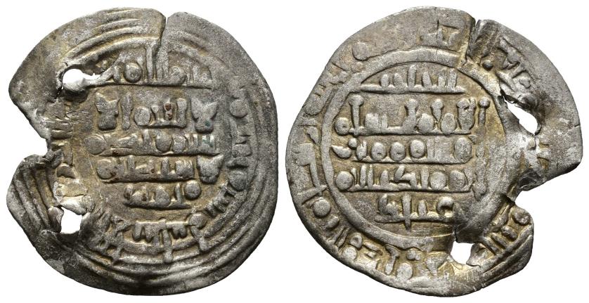 544   -  REINOS DE TAIFAS. TAIFA DE SEVILLA. AL-MU'TADID BI-LLAH ABU 'AMR 'ABBAD B. MUHAMMAD B. 'ABBAD (433-461/1041-1068). Dírham. Al-Andalus. 436 H. VE 3,11 g. 25 mm. V-883; PV-395b. Dos perforaciones y rotura al borde. MBC+.