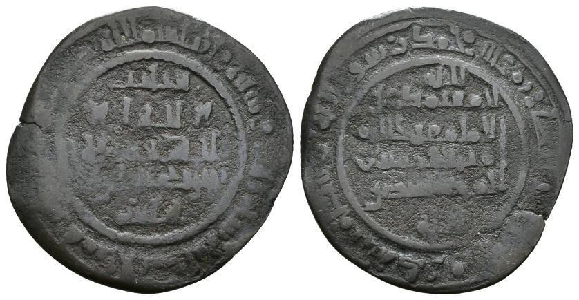 567   -  REINOS DE TAIFAS. TAIFA DE SEVILLA. AL-MU'TAMID 'ALÀ ALLAH ABU-L-QASIM MUHAMMAD B. 'ABBAD (461-484/1068-1091). Dírham. Sevilla. 463 H. VE 2,67 g. 25 mm. V-942; PV-405b. BC+/MBC-. Escasa.