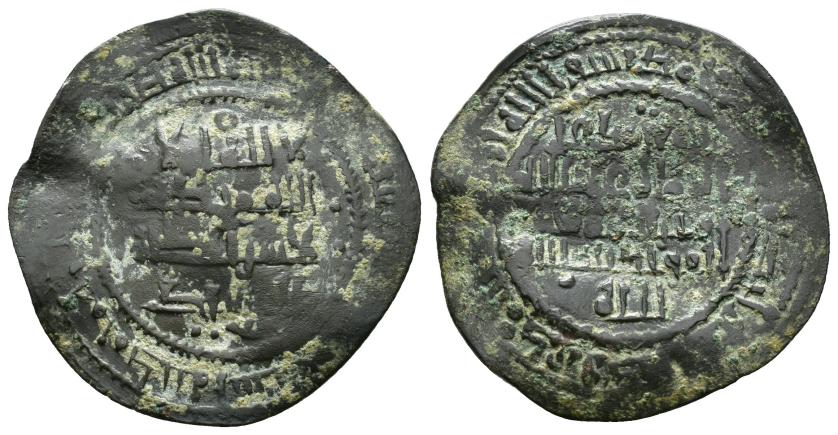 571   -  REINOS DE TAIFAS. TAIFA DE SEVILLA. AL-MU'TAMID 'ALÀ ALLAH ABU-L-QASIM MUHAMMAD B. 'ABBAD (461-484/1068-1091). Dírham. Medina Sevilla. 470 H. VE 3,38 g. 26 mm. V-960; PV-413a. BC+/MBC-. Escasa.