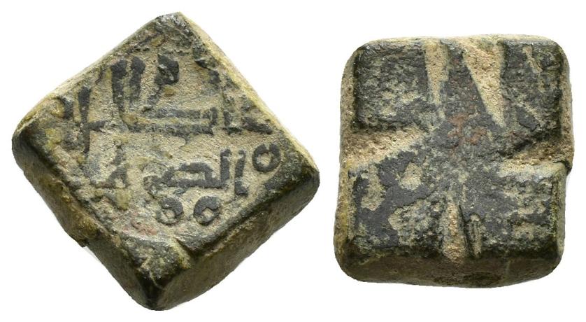 853   -  ANÓNIMO. Ponderal de dinar. Forma cuadrada con الصرف / عبد لله en una cara. Sin fecha. AE 3,8 g. 11x11 mm. Ibrahim 1994, 74; TCWeights-D38. MBC. Raro. 